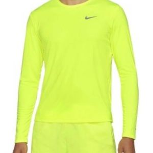 Women’s Nike Miler running top.